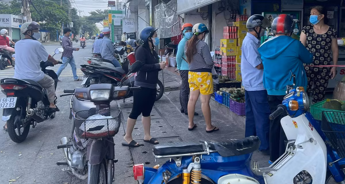 Hàng quán khắp Sài Gòn đã được hoạt động. Tuy nhiên tất cả phải chấp hành quy định biện pháp phòng chống dịch theo chỉ đạo của UBND TP HCM. Đặc biệt là tất cả phải tiêm vắc-xin ít nhất 1 mũi (sau 14 ngày) và F0 khỏi bệnh.
