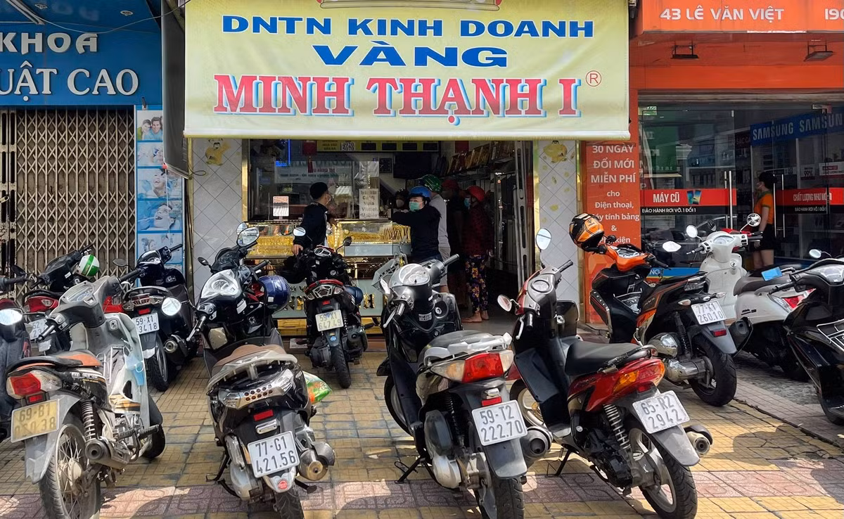 Một tiệm vàng ở TP Thủ Đức tiếp hàng trăm khách tấp nập ra vào trong buổi sáng 1/10. Nhiều chủ quán chia sẻ, đang chờ đợi tình hình thêm ít ngày, trước khi mở cửa quay trở lại hoạt động như bình thường.