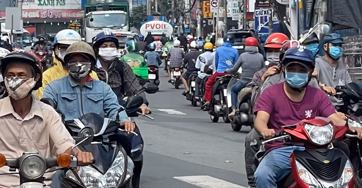Người dân bày tỏ sự háo hức khi được đi lại mà không bị các chốt chặn trong đô như suốt hơn 4 tháng qua. 
