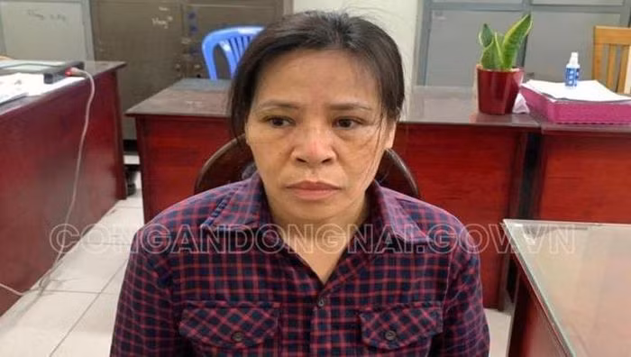  Hành nghề "chứa mại dâm" rồi núp bóng giúp việc: Sau khi thực hiện hành vi phạm tội, Nguyễn Thị Bông (SN 1975, ngụ huyện Long Thành, Đồng Nai) lẩn trốn, di chuyển nhiều nơi, rồi làm giúp việc cho 1 gia đình để tránh cơ quan chức năng. Ngày 9/10, Công an huyện Nhơn Trạch cho biết vừa bắt giữ Bông.