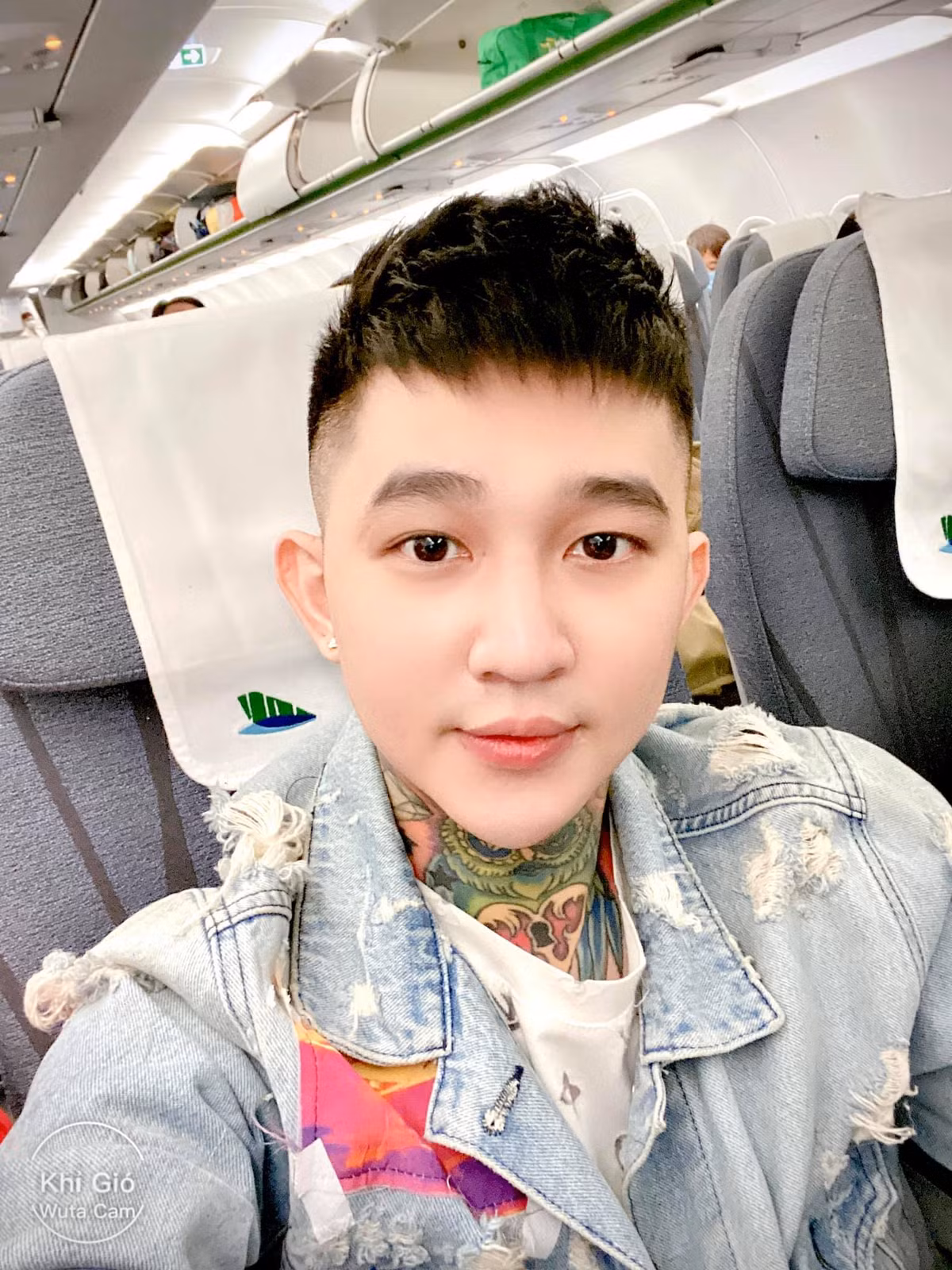 "Hoàng Tử Gió" được nhiều người biết đến, gây chú ý khi xăm hình xăm đầy người, bao gồm cả cổ. Facebook cá nhân của Hoàng Tử Gió hiện có gần 900.000 follow.