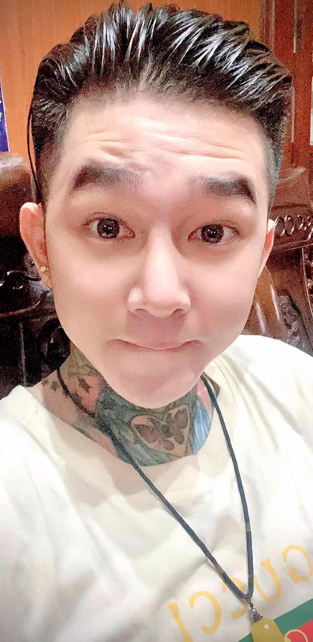 " Hoàng Tử Gió" là rất thân thiết với một số "giang hồ mạng" như Khá Bảnh, Huấn Hoa Hồng,