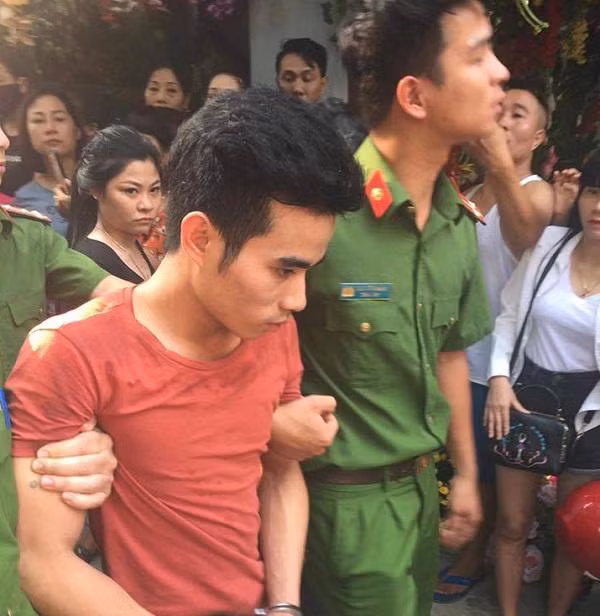 Dư thường hay đi bán hàng hội chợ, chưa có tiền án tiền sự nhưng có nợ nần cờ bạc, cách đây khoảng 2 tháng Dư có bất minh về kinh tế, nhiều lần khoe tiền trên mạng xã hội. Việc tìm Dư cũng không dễ, vì Dư đi bán hàng hội chợ, không có mặt tại địa phương. Công an tỉnh Vĩnh Phúc đã phải huy động tối đa lực lượng, chia thành nhiều tổ công tác, xác minh ở các tỉnh mới mở hội chợ để truy tìm Dư.
