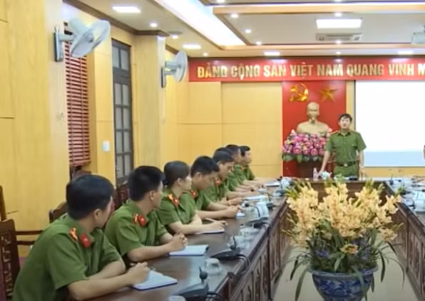 Dưới sự chỉ đạo sát sao của Ban giám đốc Công an tỉnh, Công an TP Hà Tĩnh, Phòng Cảnh sát hình sự phối hợp với các đơn vị nghiệp vụ đã khoanh vùng, xác định đối tượng điều khiển xe taxi chở chị Oanh đi lễ và mất liên lạc sau đó.