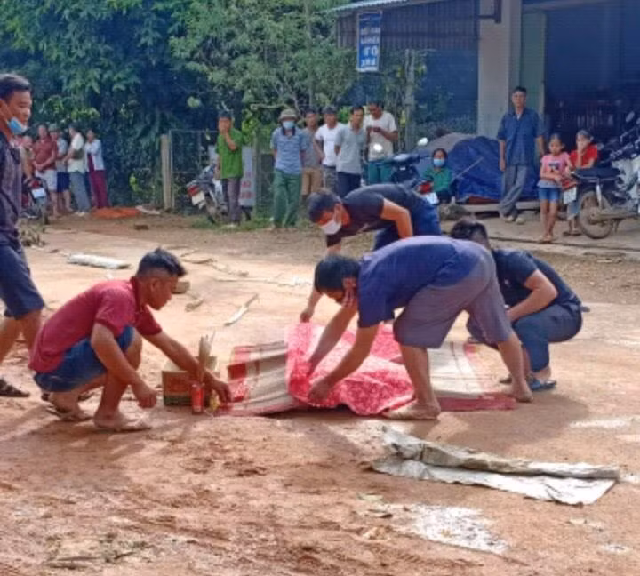 Theo vị lãnh đạo, hiện trường vụ án xảy ra ngay giữa đường thuộc thôn Tông Đình. Nguyên nhân ban đầu có thể do mâu thuẫn cá nhân. Về phía nạn nhân, trước đó cũng đã sử dụng rượu.