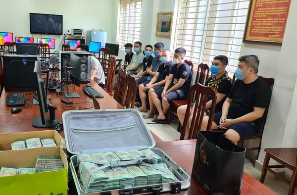 Trước đó, chiều 3/10, Trưởng Công an quận Nam Từ Liêm, CATP Hà Nội cho biết đơn vị này vừa triệt phá một đường dây đánh bạc liên tỉnh lên tới hàng nghìn tỷ đồng. Theo cơ quan Công an, các đối tượng trong đường dây này đã tổ chức đánh bạc bằng hình thức game bài đổi thưởng để thu lợi bất chính trong thời gian dài.