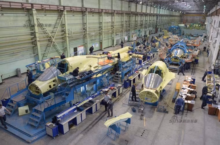 Cận cảnh dây chuyền lắp ráp “xe tăng bay” Su-34.