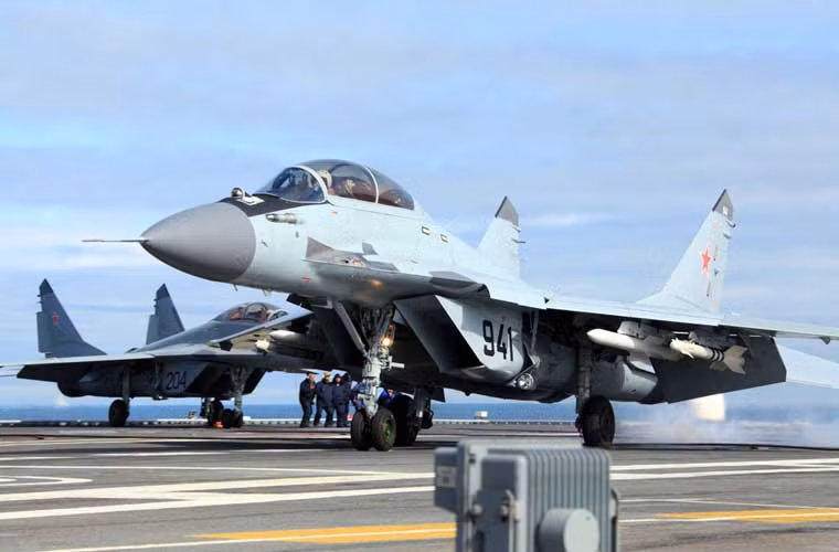 Trong ảnh là tiêm kích hạm MiG-29K được chế tạo cho Ấn Độ chạy thử nghiệm trên tàu sân bay INS Vikramaditya tại Nga.