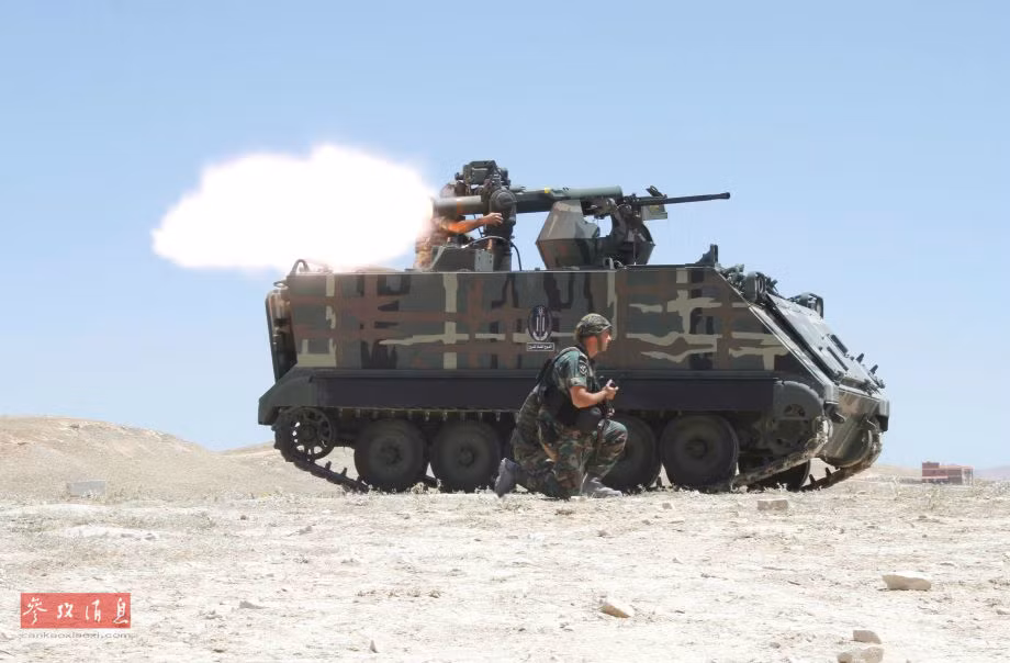 Quân đội Lebanon đã tiến hành các cuộc bắn thử nghiệm tên lửa chống tăng TOW-2 mới nhận từ Mỹ tại một căn cứ quân sự ở thung lũng Bekaa. Cuộc bắn thử "khá vội vàng" này được thực hiện trong bối cảnh Lebanon chịu sức ép dữ dội từ phiến quân IS ở khu vực biên giới. Ảnh: TOW-2 đặt trên thiết giáp M113 khai hỏa.