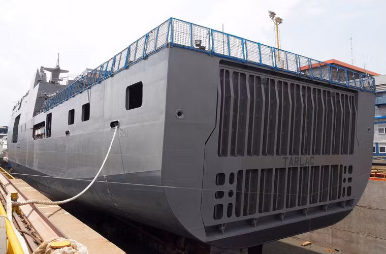Tàu đổ bộ này được thiết kế với cửa hậu lớn tương tự mẫu tàu đổ bộ khác trên thế giới, có khả năng chở 500 binh sĩ cùng xe bọc thép, hai tàu đổ bộ LCU hoặc tàu tấn công cao tốc RHIB.