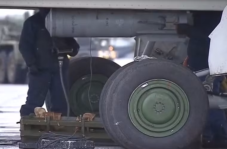 Các quả bom Nga đang từ từ được nâng lên đưa vào khoang bom máy bay Tu-22M3.