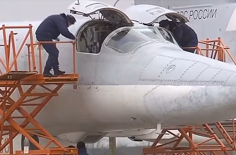 Thợ kỹ thuật đang kiểm tra buồng lái máy bay.