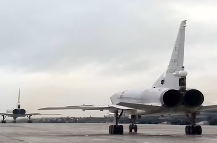 Biên đội Tu-22M3 bắt đầu tăng tốc chuẩn bị cất cánh.