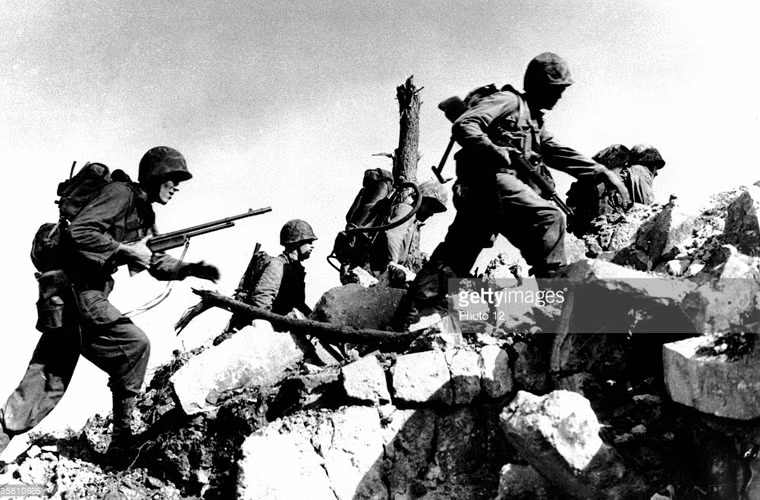 Bối cảnh thời bấy giờ, tháng 6/1942, Hải quân Đế quốc Nhật Bản thất bại nặng nề trước Hải quân Mỹ trong trận Midway. Tiếp sau đó, Thủy quân Lục chiến Mỹ, Hải quân Mỹ bắt đầu các chiến dịch đánh chiếm các quần đảo trên khu vực Thái Bình Dương mà Nhật chiếm giữ. Quá trình này diễn ra liên tục tới tận năm 1945, Quân đội Mỹ từng bước đánh và chiếm tới các quần đào lãnh thổ Nhật Bản.