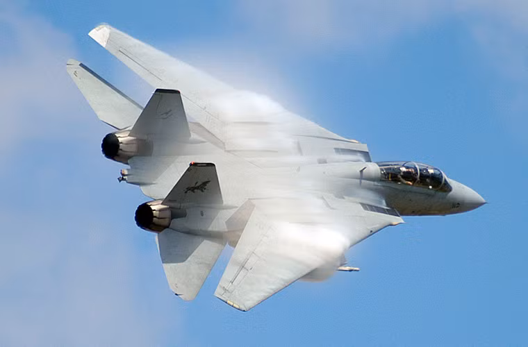 Máy bay chiến đấu F-14 khi khép cánh hết góc.