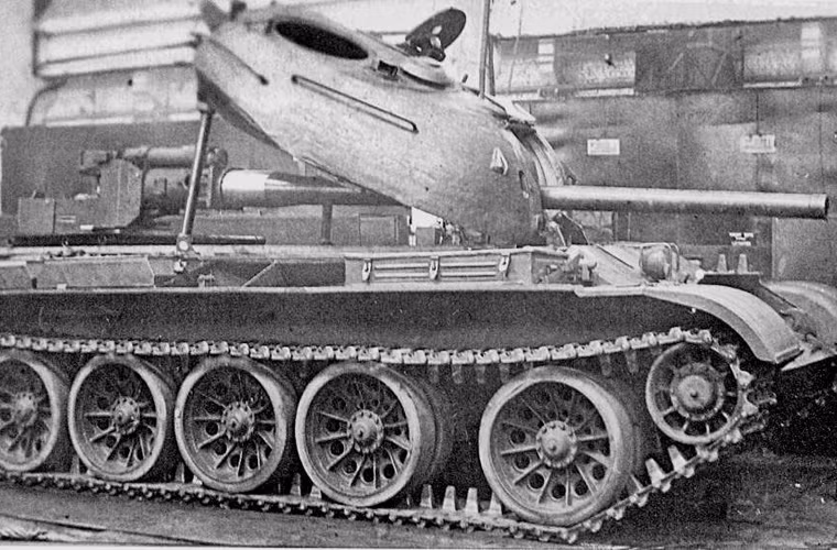 Tính năng hỏa lực, động cơ tương tự như T-54-1.