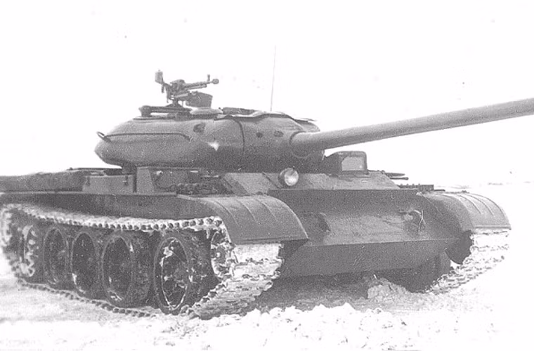 Điểm khác biệt rõ nhất so với thế hệ T-54 hiện nay là T-54-1 trang bị tháp pháo dẹt, có phần nhỏ hơn. Nhìn nó như một mẫu xe tăng lạ chứ không phải là T-54.