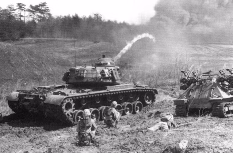 Trong ảnh, M67 Zippo đang phun lửa đốt cháy cánh đồng của nhân dân Việt Nam, đứng bên cạnh nó là pháo tự hành chống tăng M50 Ontos được trang bị 6 khẩu pháo chống tăng không giật M40.
