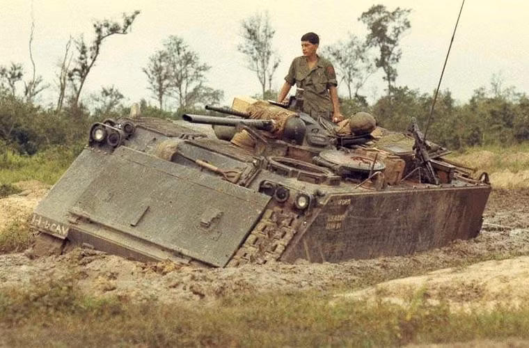 Ngoài M67 Zippo, Mỹ còn triển khai xe tăng phun lửa M132A1 ở chiến trường Việt Nam. Đây là phiên bản vũ trang của xe bọc thép chở quân M113 vốn được Mỹ triển khai số lượng tới hàng nghìn chiếc ở Việt Nam.