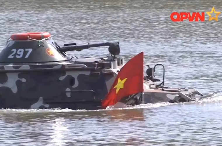 Xe bọc thép chở quân BTR-60PB hành tiến với “thái độ” thận trọng…