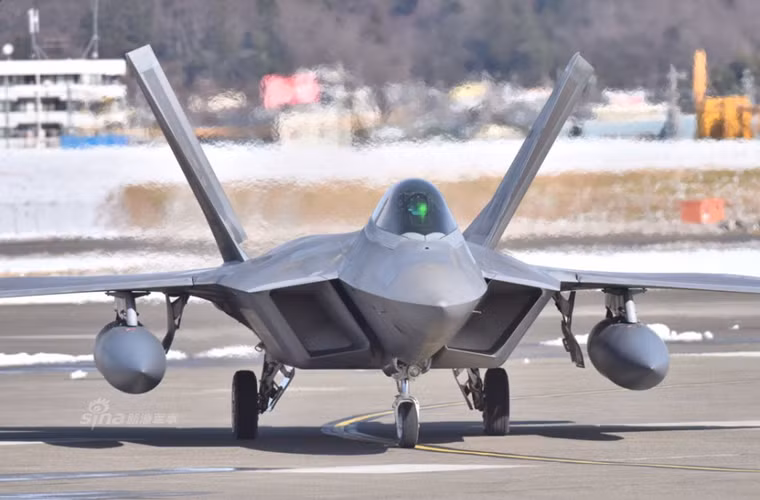 Sau B-52, den tiem kich F-22 “dan mat” Trieu Tien