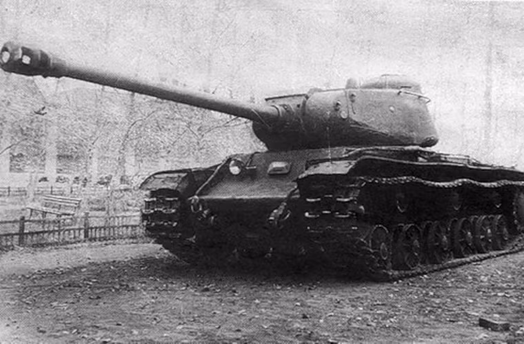 Mẫu thử nghiệm KV-122 dùng khung gầm KV-85 trang bị pháo chính D-25T 122mm.