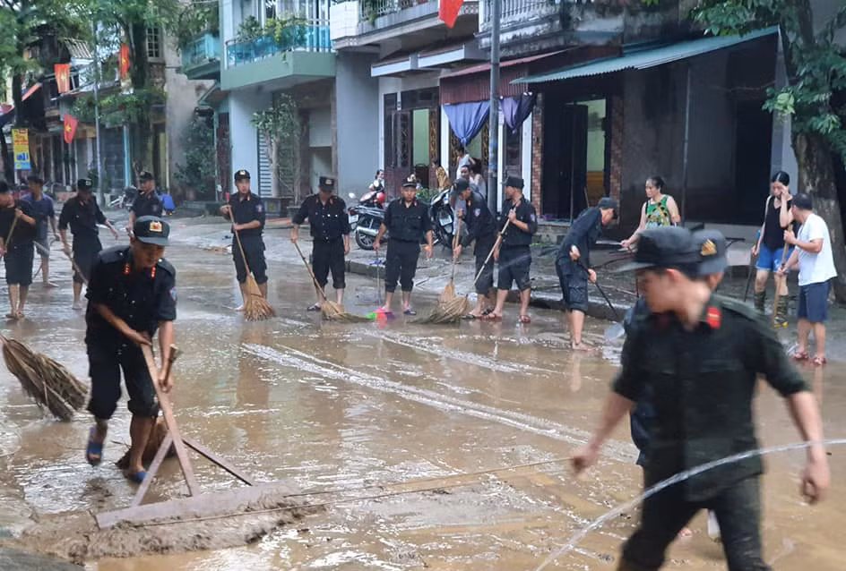 ... chủ động phối hợp với cấp ủy, chính quyền địa phương và lực lượng Công an cơ sở triển khai các phương án đảm bảo ANTT; tham gia hỗ trợ dân sơ tán, di rời tài sản đến nơi an toàn, phối hợp với các lực lượng tại chỗ tổ chức tìm kiếm, cứu nạn và giúp dân khắc phục hậu quả mưa lũ.