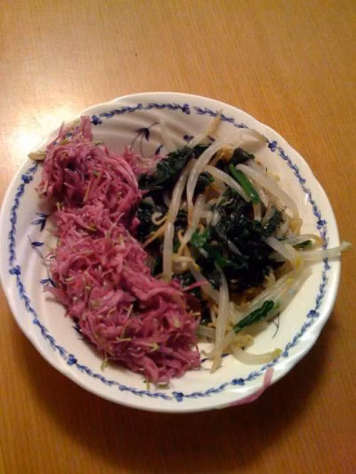 Hoa cúc sau khi luộc sơ có thể chế biến thành các món trộn giấm, salad, nấu canh hoặc nấu súp. Ảnh: Kilala.
