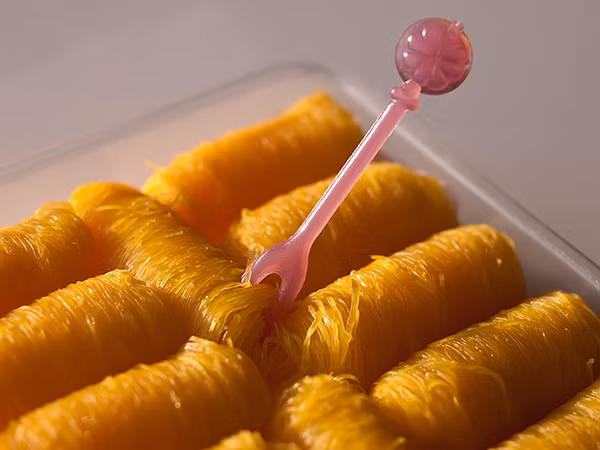 Đất nước Thái Lan được nhiều người biết tới món bánh trứng (hay còn gọi là Foi Thong) làm từ lòng đỏ trứng gà hoặc trứng ngỗng kết hợp với nước siro có pha tinh chất hoa hồng. Ảnh: Beyond Sustenance.