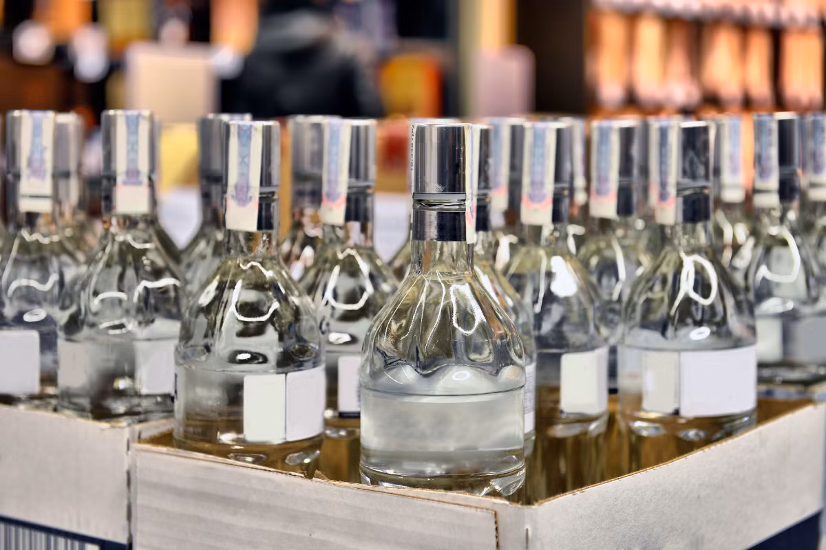 Những loại vải dày như len, dạ, nhung, bạn đổ một chút rượu vodka vào bình xịt, xịt lên quần áo rồi treo ở nơi thoáng mát, mùi hôi nhanh chóng biến mất. Ảnh: RD.