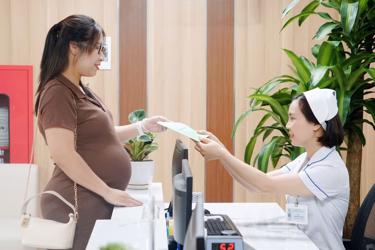 Sản phụ được tiếp đón vui vẻ tại khu khám dịch vụ - Bệnh viện Phụ sản Hà Nội. Đây là 1 trong 3 cơ sở y tế đầu ngành về khám chữa bệnh Sản khoa, Phụ khoa và Vô sinh hiếm muộn tại khu vực phía Bắc. (Ảnh BVCC)