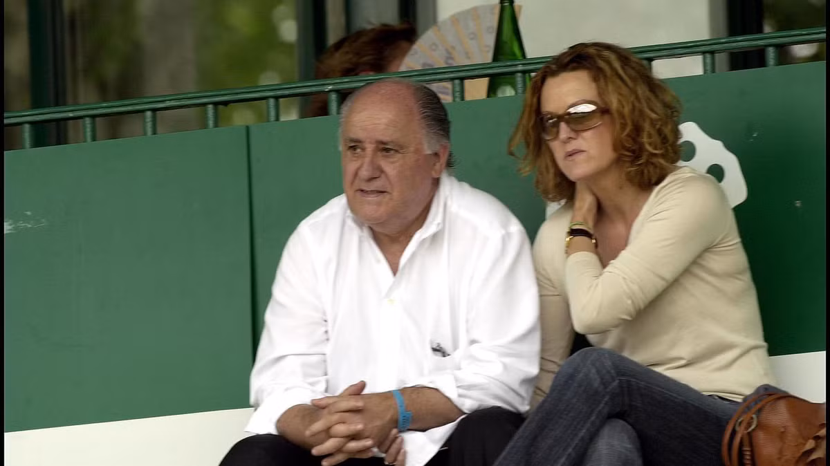 Năm 1983, Amancio Ortega có quan hệ tình cảm với một nhân viên mang tên Flora Perez và sinh hạ một cô con gái tên là Marta.