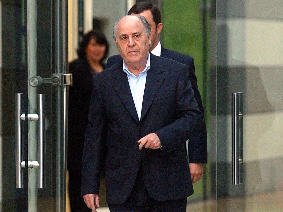 Là người giàu có nhưng ông Amancio Ortega có lối sống rất giản dị. Ông thường diện những bộ trang phục đơn giản. Ông thích mặc áo vest màu xanh, áo sơ mi trắng và quần màu xám. Và không một sản phẩm nào trong đó do Zara sản xuất.