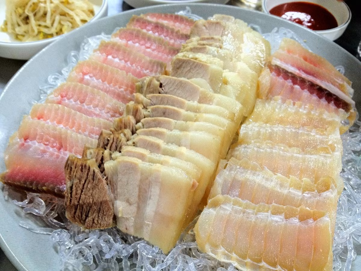Món này thường được ăn kèm cùng thịt ba chỉ luộc thái mỏng