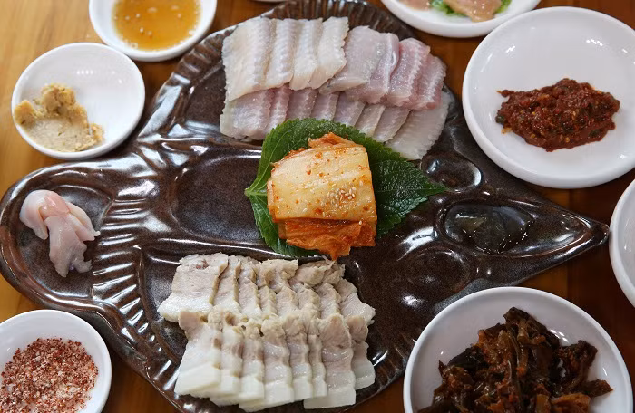 Những người từng thưởng thức món này cho biết, mùi vị đặc trưng của nó có thể ám rất lâu trong miệng, tóc và da của thực khách. 