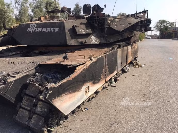 Hai chiếc xe tăng M1 Abrams của PMF bị phá hủy hoàn toàn nếu không muốn nói là “nát như tương”. Nguồn ảnh: MXH Peshmerga