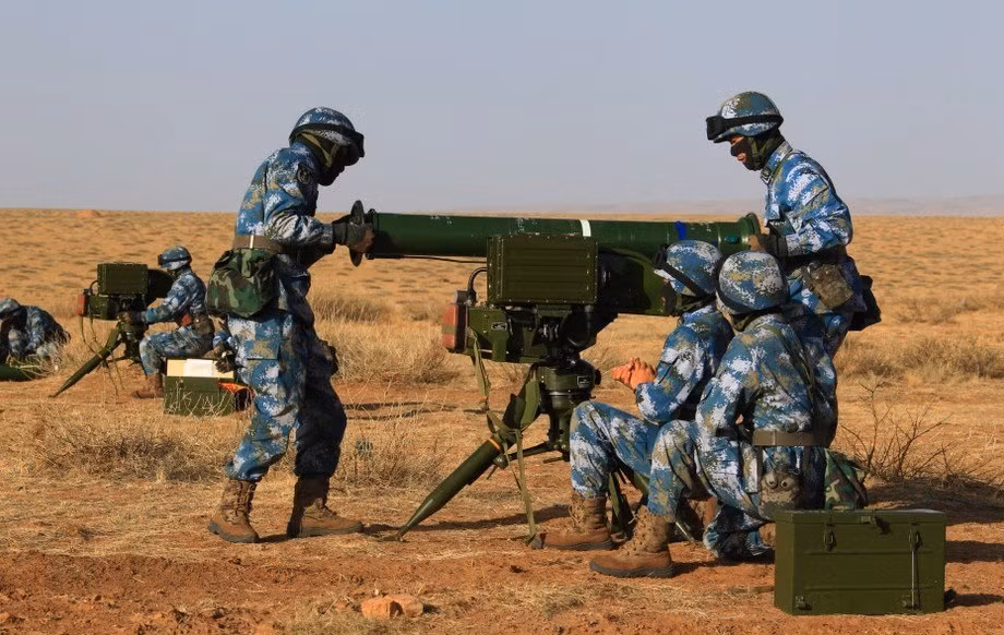HJ-8 hay là Hongjian-8 (Hồng tiễn 8) là tổ hợp tên lửa chống tăng thế hệ 2 được Viện nghiên cứu 203 thiết kế trong giai đoạn 1970-1984, đi vào sản xuất tại nhà máy 282 và 5618 thuộc Tập đoàn Công nghiệp Hoa Bắc (NORINCO). Có một số tài liệu cho rằng, Trung Quốc thiết kế HJ-8 trên cơ sở các bộ tên lửa TOW của Mỹ. Nguồn ảnh: deagel