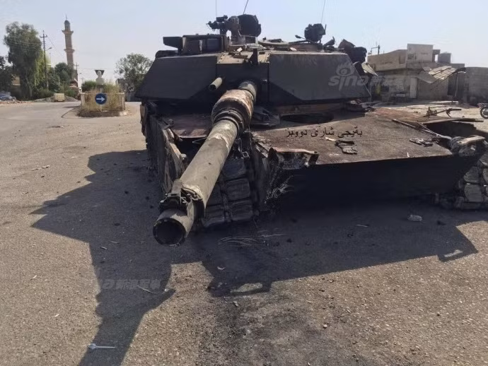 Quân đội Iraq mua của Mỹ khoảng 140 chiếc xe tăng M1A1M từ năm 2008, nhưng trải qua mấy năm nội chiến số lượng này đã sụt giảm không ít. Chủ yếu mất bởi vũ khí chống tăng và một phần là do chính binh sĩ Iraq bỏ lại khi phải rút lui. Nguồn ảnh: MXH Peshmerga