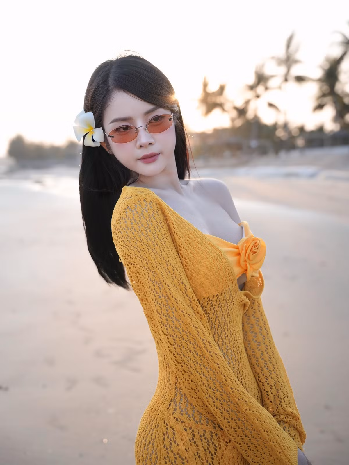 Chiếc váy được thiết kế theo dạng “lưới đánh cá” – xu hướng đang khuấy đảo giới thời trang mùa hè 2025. Chất liệu mỏng nhẹ, đan lưới tạo hiệu ứng thị giác hút mắt, vừa kín đáo vừa gợi cảm, để lộ lớp bikini vàng nổi bật bên trong.