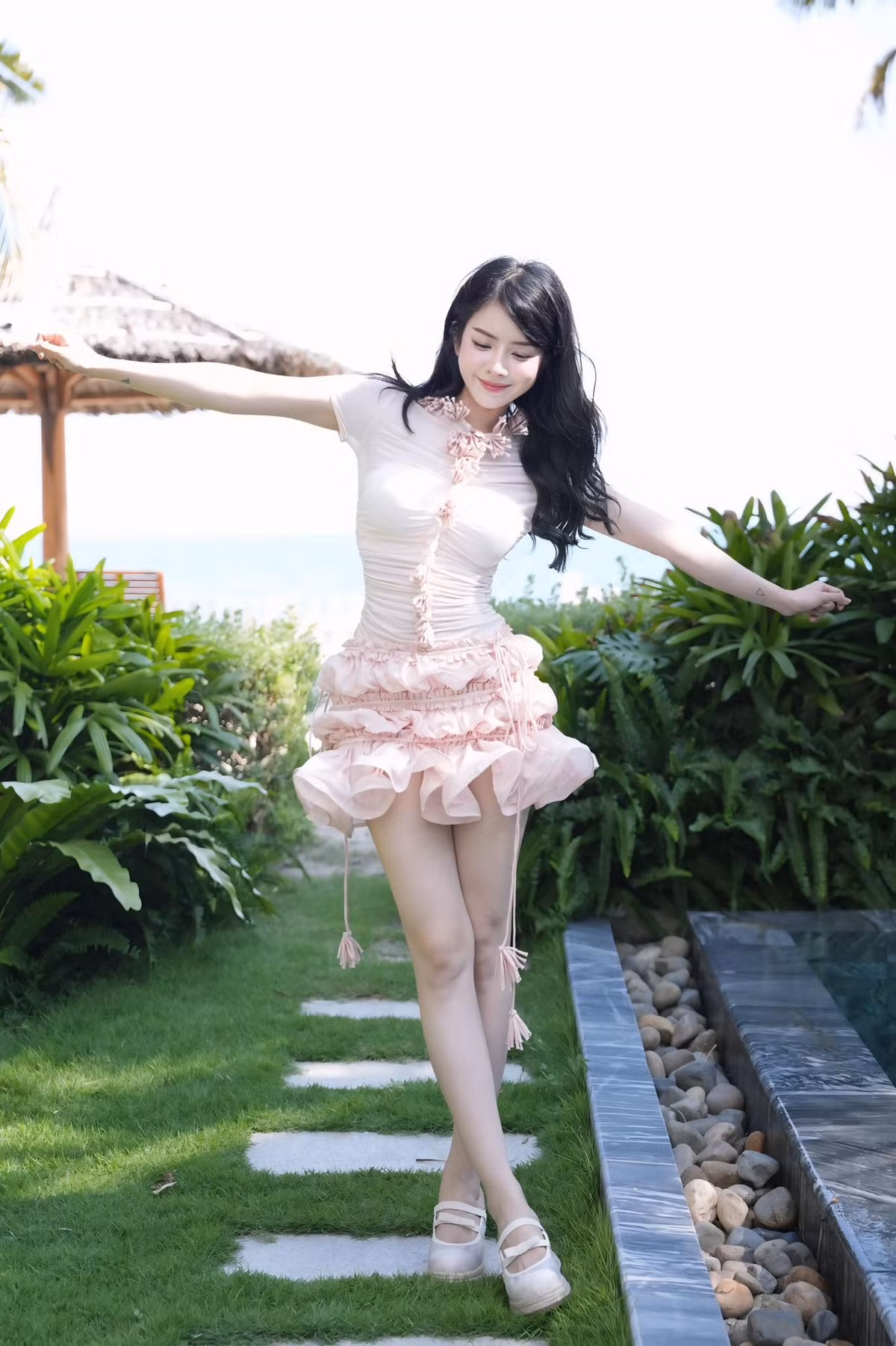 DJ Mie tên thật là Trương Tiểu My, được biết đến rộng rãi nhờ phong cách chơi nhạc hiện đại, sôi động và ngoại hình nổi bật.