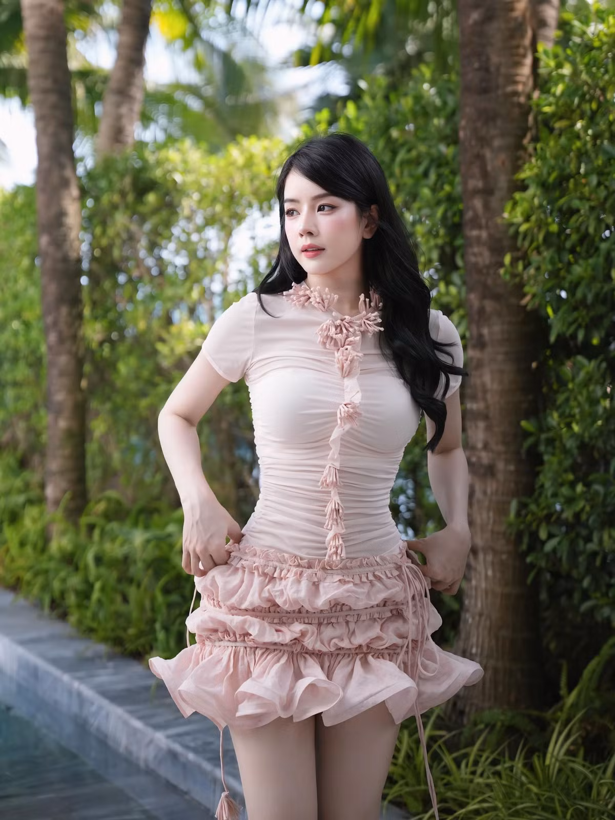Với loạt ảnh này, DJ Mie một lần nữa chứng minh gu thời trang tinh tế và khả năng biến hóa đa dạng của mình.