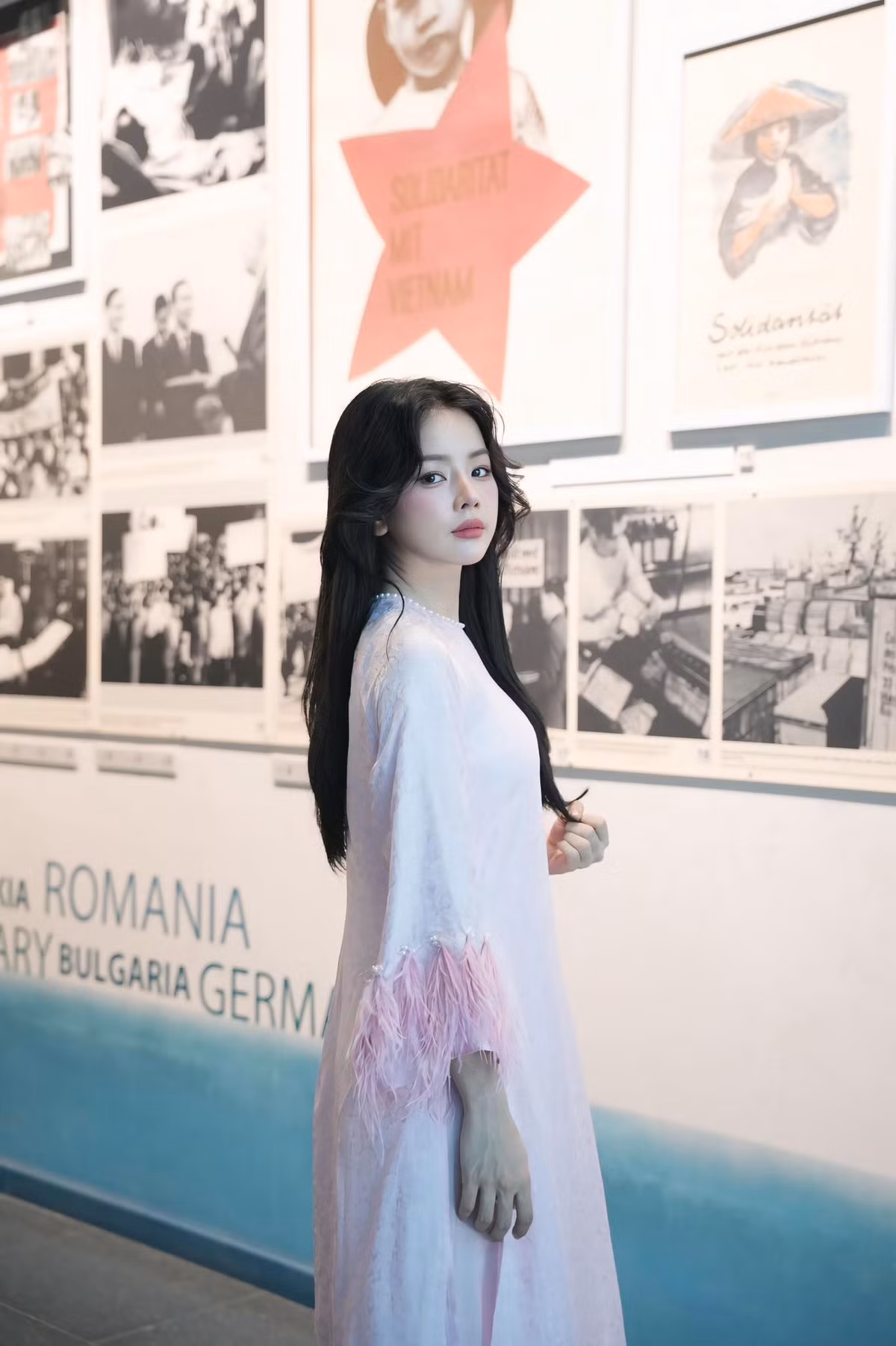 Trong loạt ảnh được chia sẻ, DJ Mie lựa chọn thiết kế áo dài màu hồng pastel với điểm nhấn là phần tay áo được đính lông vũ mềm mại, tạo nên vẻ thanh lịch pha chút tiểu thư ngọt ngào.