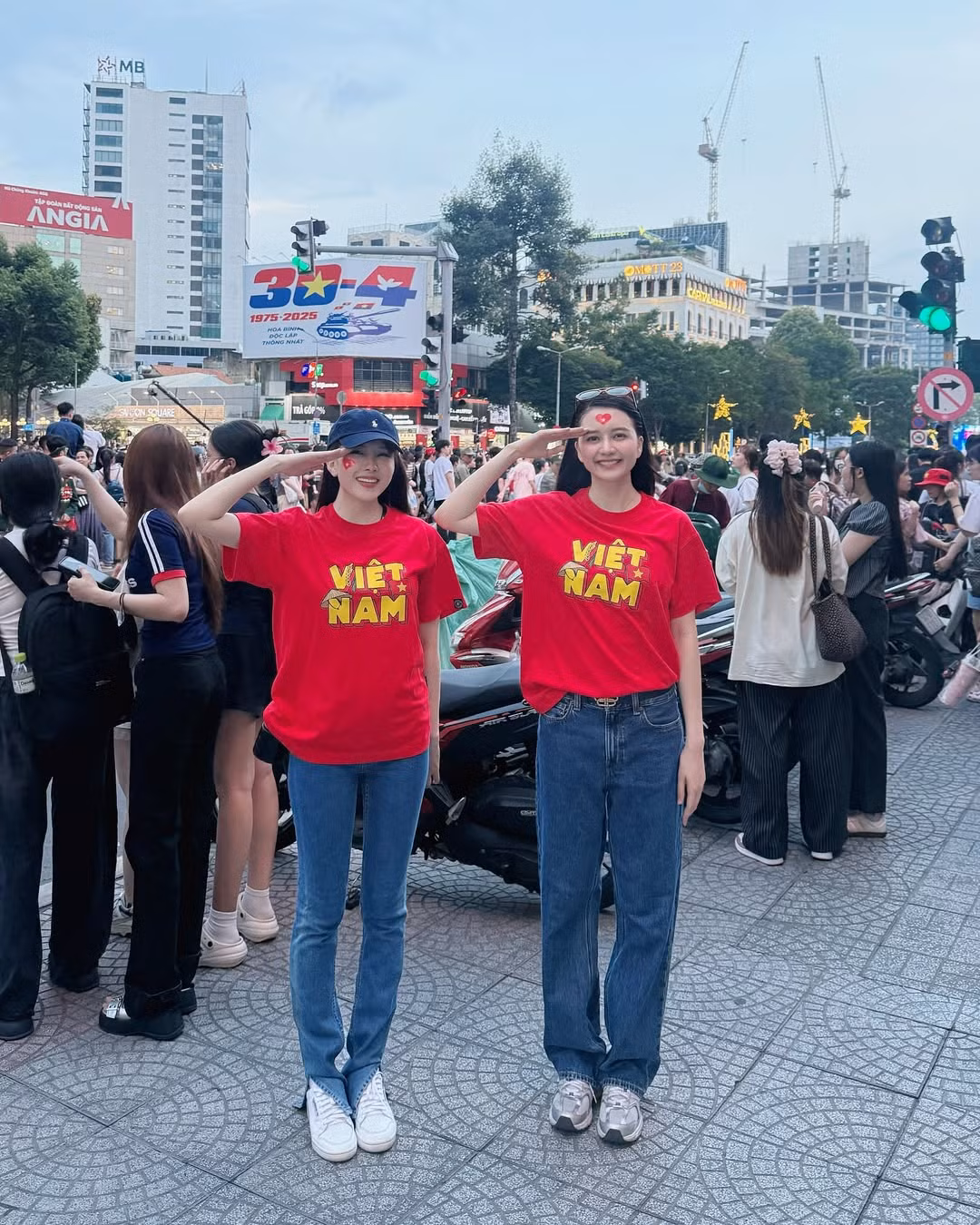 Mới đây trên trang cá nhân, Thiều Bảo Trang vừa đăng tải video và hình ảnh mình cùng em gái Thiều Bảo Trâm cùng một số thành viên trong gia đình di xem lễ tổng duyệt diễu binh, diễu hành 30/4.