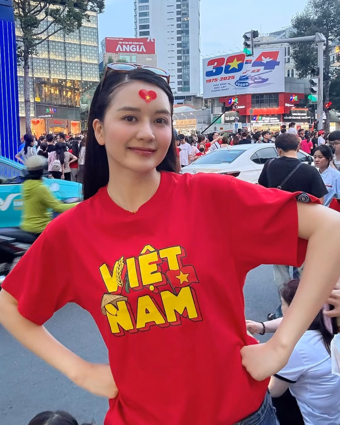 Qua bộ ảnh, chị em nhà Thiều Bảo không chỉ thể hiện sự gắn bó thân thiết mà còn khéo léo truyền cảm hứng yêu nước bằng thời trang gần gũi, đúng tinh thần tươi vui của dịp lễ trọng đại của dân tộc.