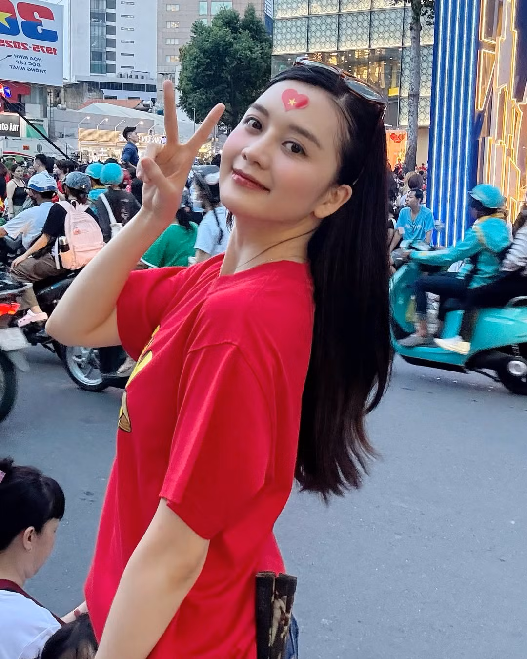 Dù ăn mặc giản dị với áo thun, quần jean, mũ lưỡi trai và giày thể thao, nhưng phong thái tươi tắn và nụ cười rạng rỡ của hai chị em đã “ghi điểm” hoàn toàn trong lòng người hâm mộ.