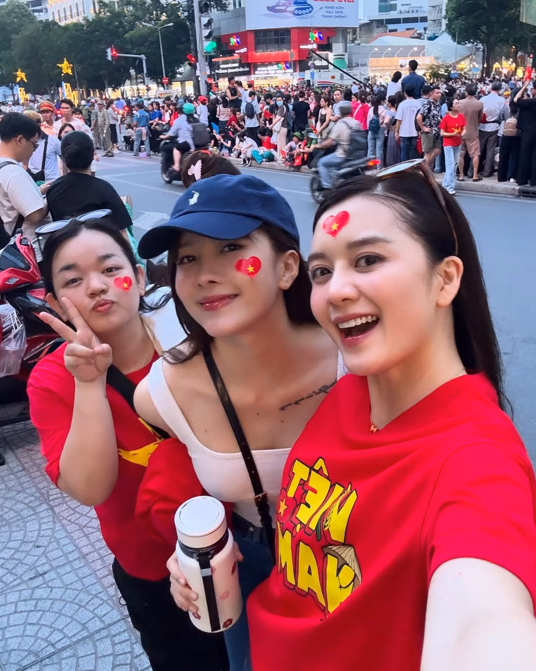 Trong đoạn video được chia sẻ, Thiều Bảo Trang cho biết cả hai chị em cô cùng gia đình di chuyển đến khu vực xem lễ tổng duyệt bằng tàu điện, sau đó đi bộ hòa vào dòng người để có thể tìm được vị trí đẹp.