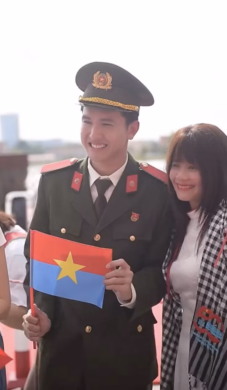 Trong quá trình tập luyện, các chiến sĩ nổi bật với chiều cao lý tưởng, vóc dáng chuẩn chỉnh và thần thái nghiêm trang trong từng bước diễu hành.