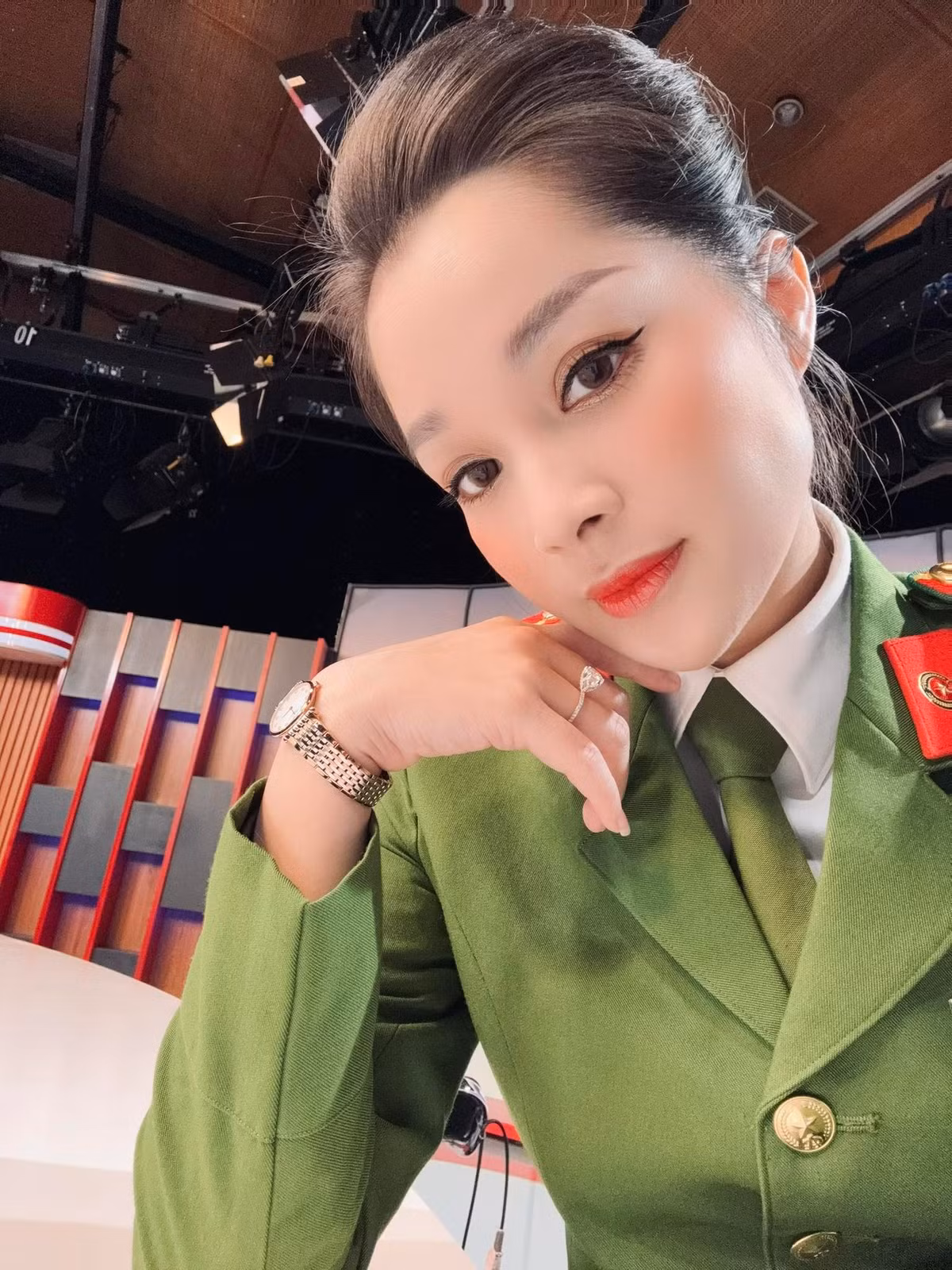 Dù đảm nhiệm việc dẫn các bản tin thời sự, an ninh gai góc, ngoài đời Minh Hương vẫn giữ nét mềm mại, nữ tính.