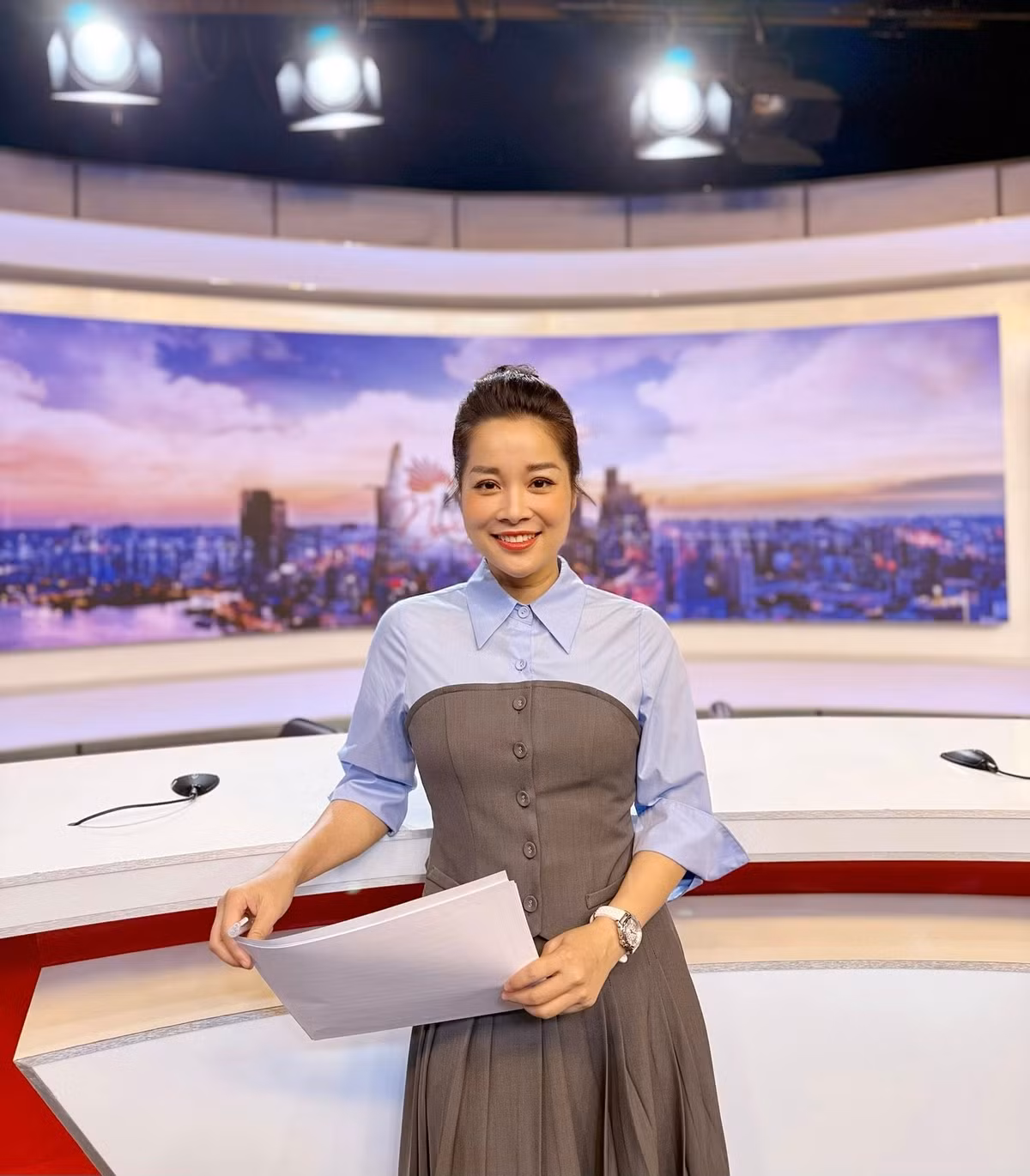 Minh Hương sinh năm 1985, từng theo học khoa Đàn Tỳ bà tại Học viện Âm nhạc Quốc gia Việt Nam nhưng lại được khán giả biết đến với tư cách diễn viên, nổi nhất là phim Nhật ký Vàng Anh phát sóng trên VTV năm 2007.