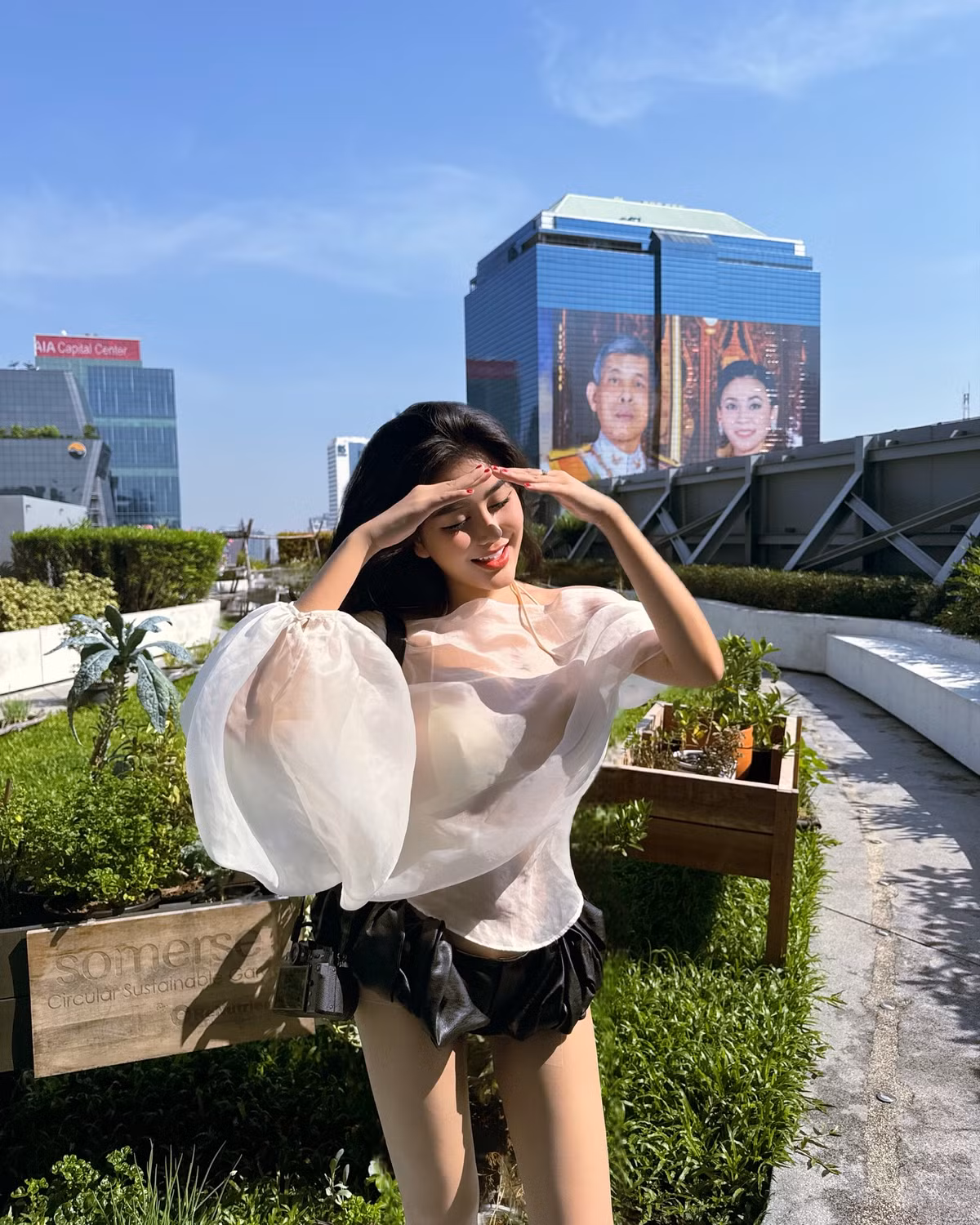 Cô nàng kết hợp với chân váy đen siêu ngắn, khoe đôi chân dài nuột nà.